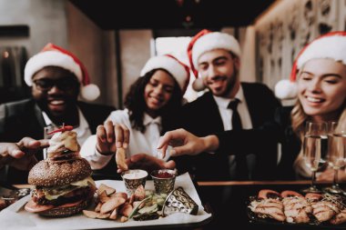 Kızlar ve çocuklar. Burger. Noel Baba'nın şapka. Genç insanlar. Dinlenme. Alkollü içki iç. Farklı ırklardan iletişim. Bar. İyi eğlenceler. Birlikte. Clubbing. Gece hayatı. Neşeli. Boş zaman. Olumlu. Duygu.