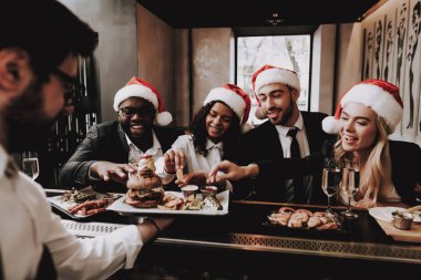 Boş zaman. Burger. Noel Baba'nın şapka. Kızlar ve çocuklar. Genç insanlar. Dinlenme. Alkollü içki iç. Farklı ırklardan iletişim. Bar. İyi eğlenceler. Birlikte. Clubbing. Gece hayatı. Neşeli. Olumlu. Duygu.