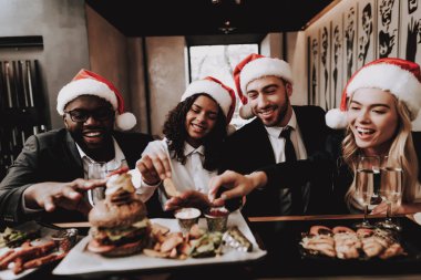 Burger. Noel Baba'nın şapka. Alkollü içki iç. Kızlar ve çocuklar. Genç insanlar. Dinlenme. Farklı ırklardan iletişim. Bar. İyi eğlenceler. Birlikte. Clubbing. Gece hayatı. Neşeli. Boş zaman. Olumlu. Duygu.