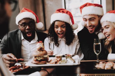 Burger. Noel Baba'nın şapka. Kızlar ve çocuklar. Genç insanlar. Dinlenme. Alkollü içki iç. Farklı ırklardan iletişim. Bar. İyi eğlenceler. Birlikte. Clubbing. Gece hayatı. Neşeli. Boş zaman. Olumlu. Duygu.