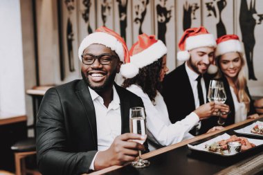 Kızlar ve çocuklar. Noel Baba'nın şapka. Genç insanlar. Dinlenme. Alkollü içki iç. Farklı ırklardan iletişim. Bar. İyi eğlenceler. Birlikte. Clubbing. Gece hayatı. Neşeli. Çene-çene. Boş zaman. Olumlu. Duygu.