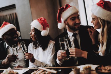 Noel Baba'nın şapka. Farklı ırklardan iletişim. Bar. Genç insanlar. Dinlenme. Kızlar ve çocuklar. Alkollü içki iç. İyi eğlenceler. Birlikte. Clubbing. Gece hayatı. Neşeli. Çene-çene. Boş zaman. Olumlu. Duygu.