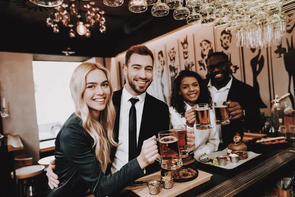 Två Killar Flickor Bar Dricka Alkoholhaltiga Drycker Olika Raser Kommunicera — Stockfoto