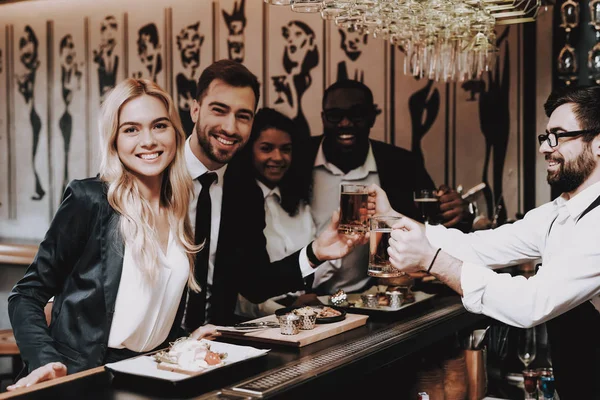 Positiv Verschiedene Rassen Kommunizieren Zwei Jungs Mädchen Bar Trinken Alkoholische — Stockfoto