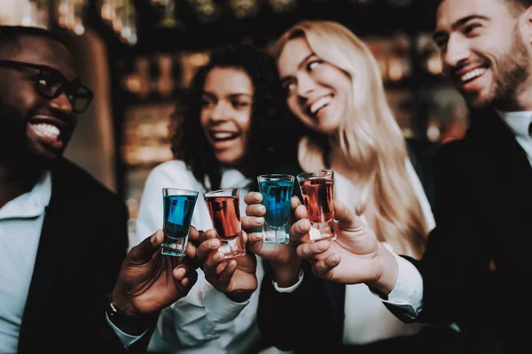 Coquetéis Juntos Meninas Rapazes Bar Beba Bebidas Alcoólicas Raças Diferentes — Fotografia de Stock