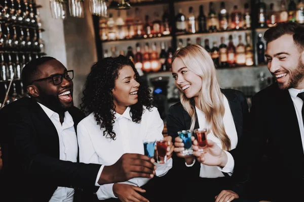 Beba Bebidas Alcohólicas Chicas Chicos Bar Juntos Diferentes Razas Comunican —  Fotos de Stock