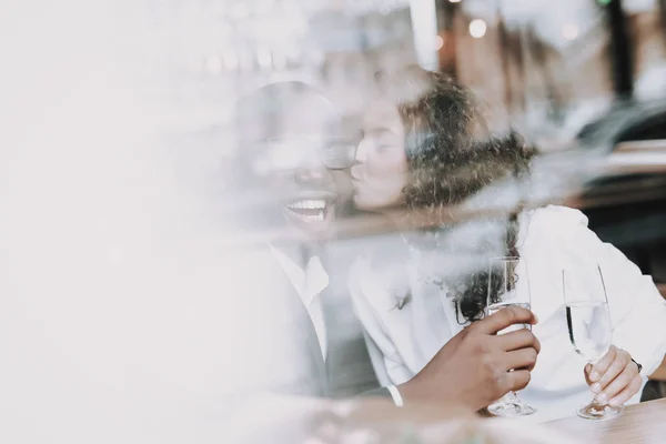 Bacio Uomo Nero Appuntamento Ragazza Caffè Innamorato Sorridi Mulatto Riposati — Foto Stock