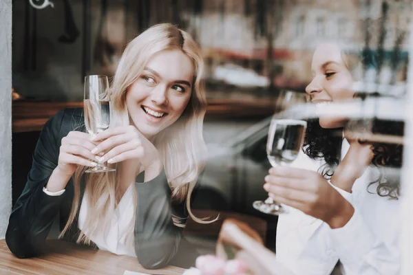 Descansa Juntos Chica Rubia Mulato Siéntate Café Bebe Café Ventana — Foto de Stock