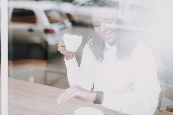 Sonríe Una Chica Sentado Solo Una Taza Mulato Descansa Café —  Fotos de Stock