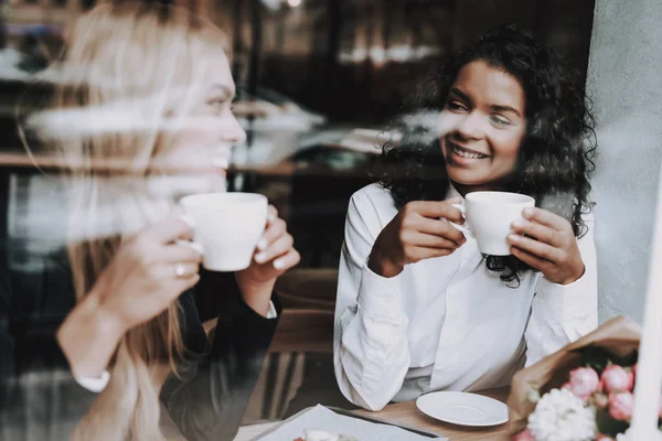 Mat Till Kunderna Blond Flicka Mulatt Sitt Cafe Drick Kaffe — Stockfoto