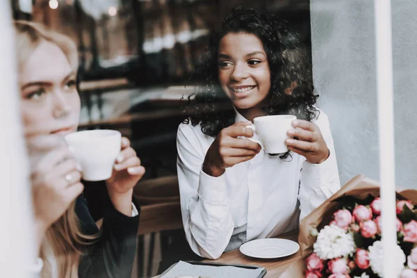 コーヒーを飲みます ブロンドの女の子 ムラート 座っています カフェ ウィンドウ 楽しんでください プレートの食品 お客様に食品 残りの部分 — ストック写真