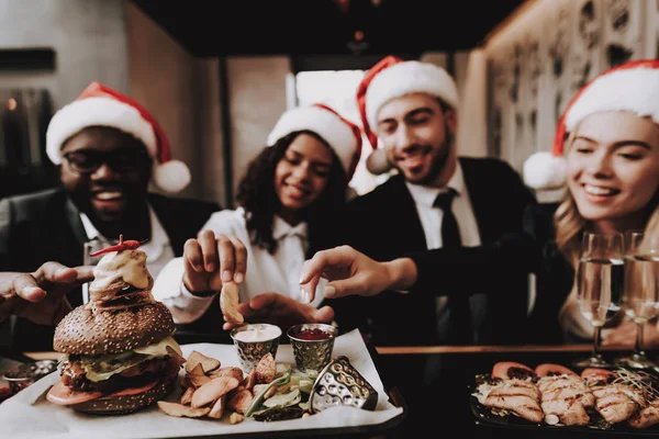 Dziewczyny Chłopaki Burger Czapka Mikołaja Młodych Ludzi Odpoczynku Pić Napojów — Zdjęcie stockowe