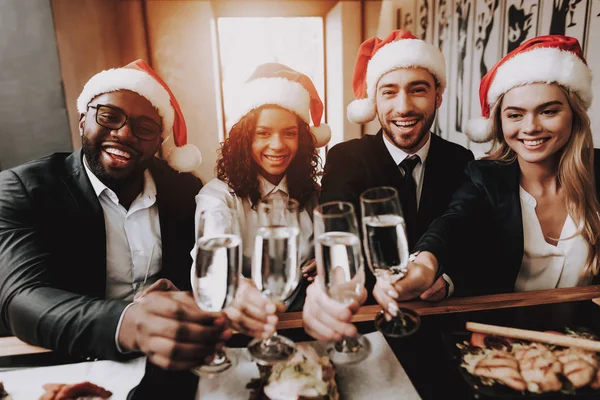 Sombrero Santa Diviértete Jóvenes Descansa Chicas Chicos Beba Bebidas Alcohólicas —  Fotos de Stock