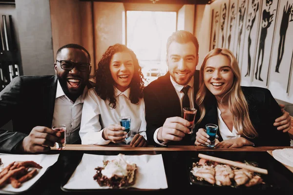 Diverte Descanse Beba Bebidas Alcoólicas Meninas Rapazes Raças Diferentes Comunicam — Fotografia de Stock