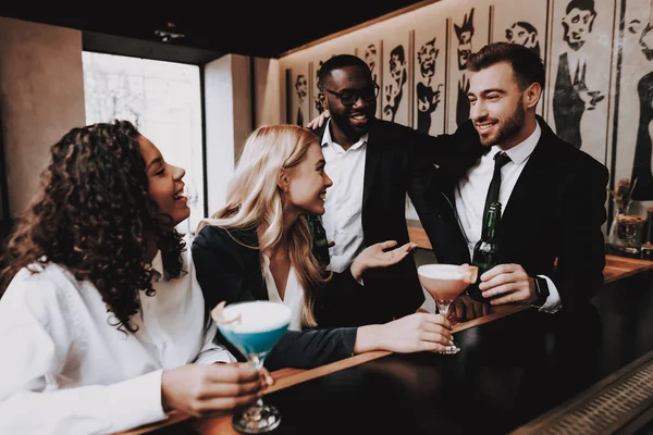 Chin Chin Coquetéis Meninas Rapazes Juntos Bater Raças Diferentes Comunicam — Fotografia de Stock