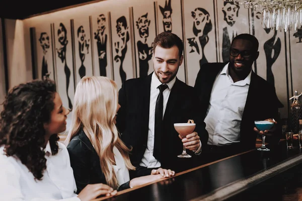 Mädchen Und Jungs Verschiedene Rassen Kommunizieren Bar Jugendliche Ruhe Trinken — Stockfoto