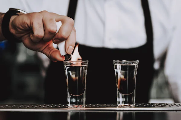 Diverte Barman Com Beard Cocktail Preparado Bar Grupo Jovens Descanse — Fotografia de Stock