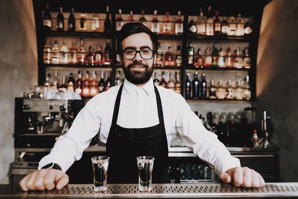 Queixo Queixo Barman Com Beard Cocktail Preparado Bar Grupo Jovens — Fotografia de Stock