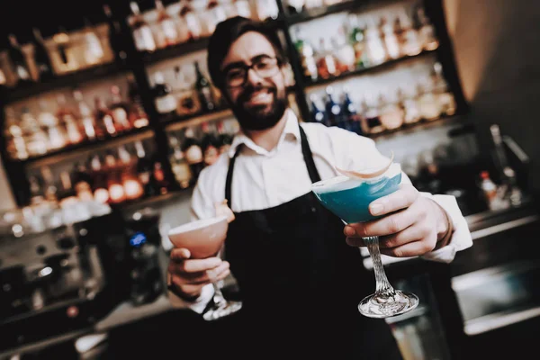 Cocktail Preparato Bar Barman Con Barba Gruppo Dei Giovani Riposati — Foto Stock