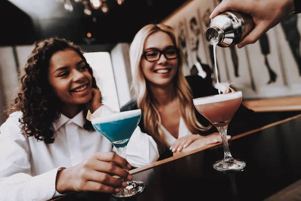 Positivo Barba Barman Raparigas Coquetéis Senta Bar Grupo Jovens Descanse — Fotografia de Stock