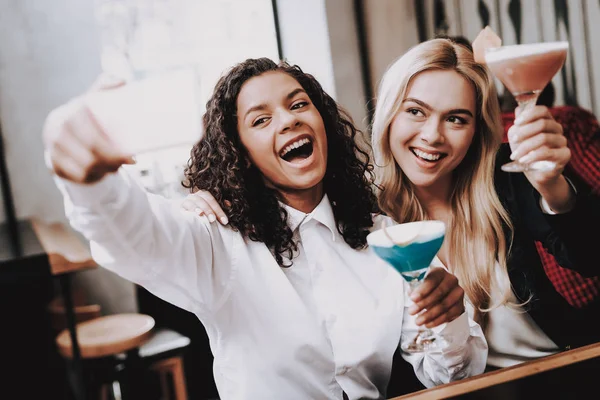 Alegre Chicas Orden Cócteles Siéntate Bar Counter Grupo Jóvenes Descansa —  Fotos de Stock