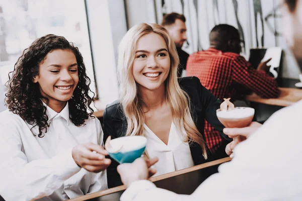 Emozione Ragazze Ordine Cocktail Siediti Bancone Del Bar Gruppo Dei — Foto Stock