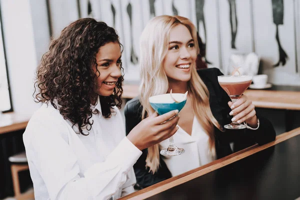 Spaß Haben Zusammen Mädchen Ordnung Cocktails Sitzen Theke Gruppe Junger — Stockfoto