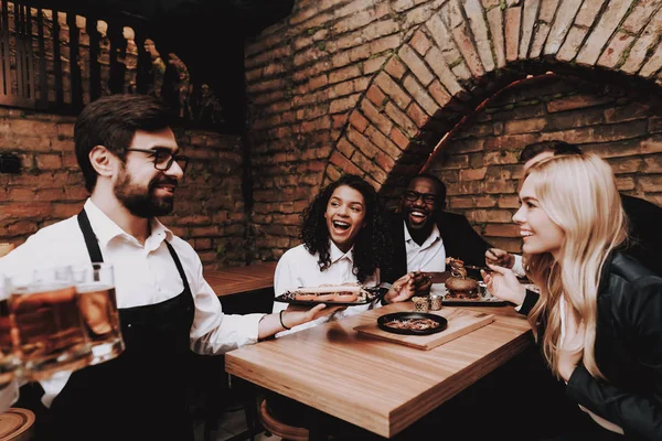 Diferentes Razas Comunican Cerveza Snacks Barman Barbudo Diviértete Chicas Chicos —  Fotos de Stock