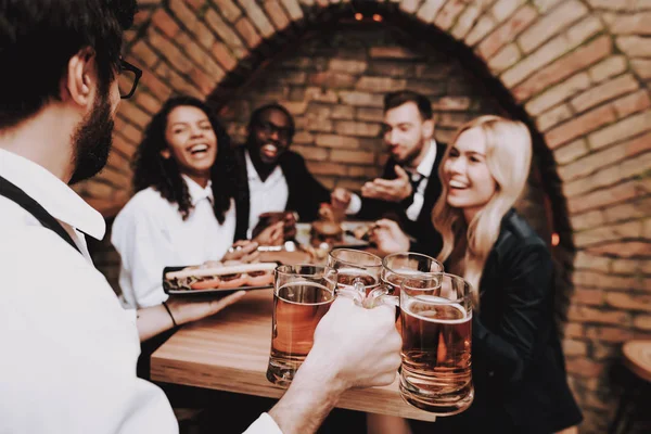 Alkohol Trinken Jugendliche Bier Und Snacks Bärtiger Barmann Spaß Haben — Stockfoto