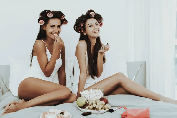 Jovens Meninas Make Antes Casamento Festa Galinha Belo Sorriso Brilhante — Fotografia de Stock