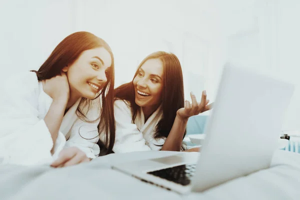 Meisjes Een Badjassen Kijken Laptop Scherm Mooie Glanzende Glimlach Zonnige — Stockfoto