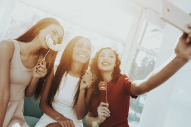 Gülümseyen kız Selfie tavuk partisi yapıyoruz. Düğün öncesi bakım kavramı. Güzel parlak gülüş. Gelin peçe içinde. Güneşli bir gün. İyi bir ruh hali. Genç ve çekici. Neşeli Bridemaids.