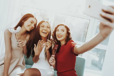 Gülümseyen kız Selfie tavuk partisi yapıyoruz. Düğün öncesi bakım kavramı. Güzel parlak gülüş. Gelin peçe içinde. Güneşli bir gün. İyi bir ruh hali. Genç ve çekici. Neşeli Bridemaids.