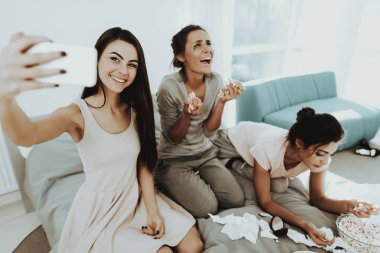 Kız Selfie ağlayan arkadaşları ile yapıyor. Tavuk parti. Akan maskara. Şımarık makyaj. Hayal kırıklığına uğramış kadınlar. Dişi kötü ruh hali içinde. Kağıt peçeteler. Kötü ruh. Kamera poz. Gözyaşlarını silerek.