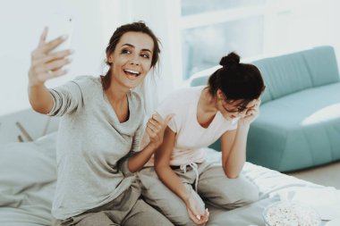 İki kız Selfie bir tavuk partisi yapıyoruz. Mutsuz tatil. Yatak odasında ağlıyordu. Hayal kırıklığına uğramış kadınlar. Dişi kötü ruh hali içinde. Kağıt peçeteler. Şımarık makyaj. Kötü ruh. Kamera poz.