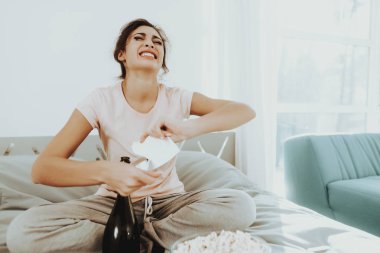 Yalnız Ağlayan kadın yatakta fotoğraf tatili. Şişe şampanya elinde. Mutsuz tatil. Üzücü hafta sonu. Gözyaşları yüzünde. Hayal kırıklığına kız. Kötü ruh kadın. Yatak odasında yalnız.