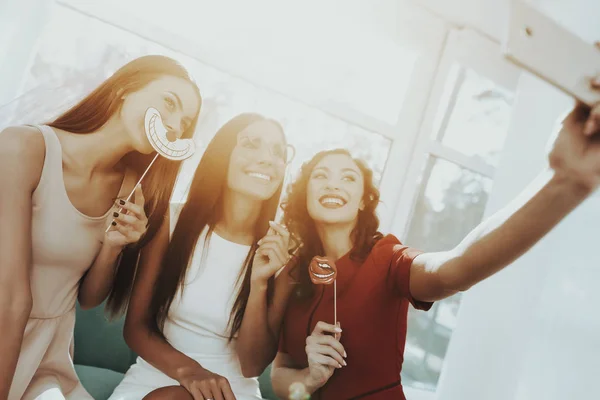 Ragazze Sorridenti Stanno Facendo Selfie Alla Festa Delle Galline Concetto — Foto Stock