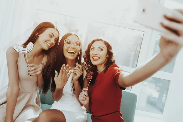Lachende Meisjes Doen Selfie Kip Partij Pre Wedding Care Concept — Stockfoto