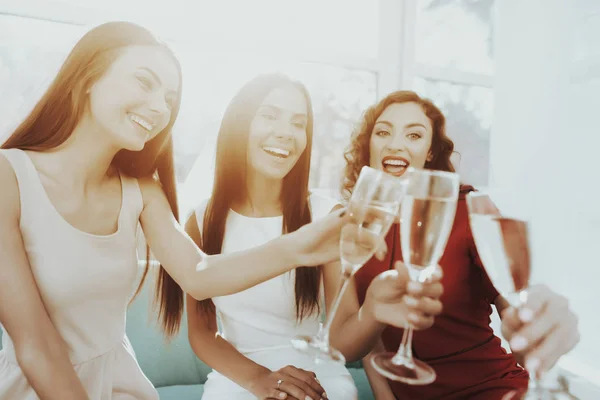 Smiling Girls Drinking Champagne Hen Party Pre Wedding Care Concept — Stockfoto