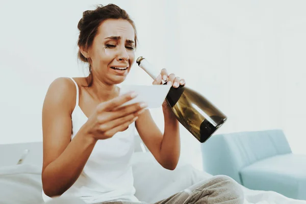 Mujer Solitaria Llorando Rompe Foto Cama Botella Champán Mano Vacaciones — Foto de Stock