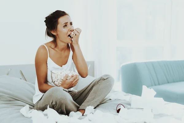 Μοναχικό Φωνάζοντας Γυναίκα Τρώει Ποπ Κορν Στο Κρεβάτι Διακοπές Δυστυχισμένη — Φωτογραφία Αρχείου