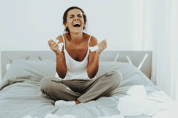 Treurige Vrouw Met Vloeide Mascara Huilen Het Bed Papieren Servetten — Stockfoto