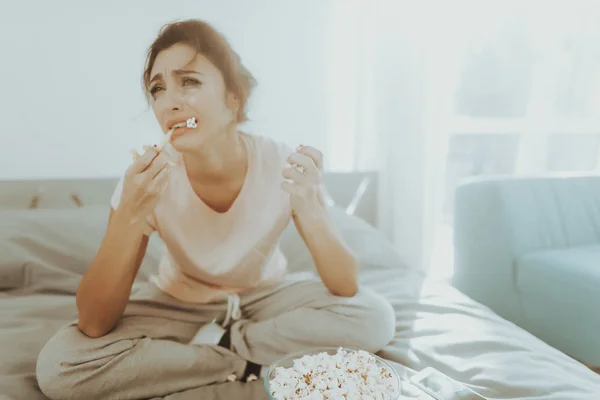 Samotna Kobieta Płacz Jest Jedzenie Popcorn Łóżku Niezadowolony Holiday Smutny — Zdjęcie stockowe