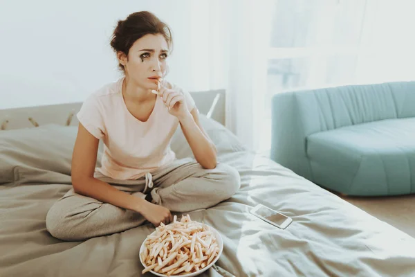 Lonely Crying Woman Mange Des Frites Sur Lit Fêtes Malheureuses — Photo