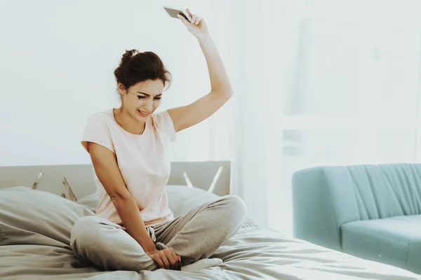 Mujer Solitaria Llorando Sola Con Máscara Fluida Vacaciones Infelices Triste —  Fotos de Stock