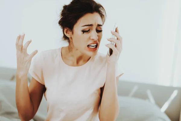 Płacz Samotna Kobieta Telefon Koncepcja Sypialni Przesłanej Tusz Rzęs Niezadowolony — Zdjęcie stockowe
