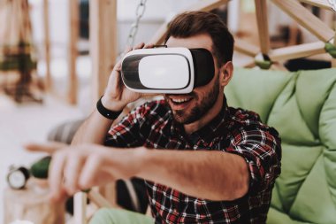 Fikirler oluşturun. Sanal gerçeklik gözlükleri. İlham. Yaratıcı işçi. Sandalyeye asılı. Otur. Beyin fırtınası. Genç bir adam. İş adamı. Ofiste çalışıyor. İş adamları. Çalışma alanı. Gevşeme. Rahat.