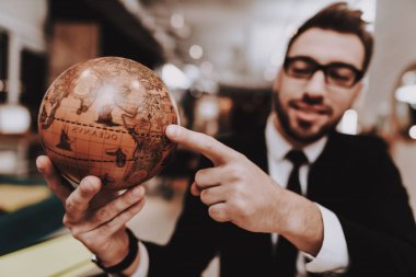 Beyin fırtınası. Takım elbise. Küre. Proje. Dizüstü bilgisayar. Otur. Genç bir adam. İş adamı. İş. Office. Yaratıcı işçi. Fikirler. İş adamları. Çalışma alanı. İlham. Gevşeme. Hobi. Rahat Office.