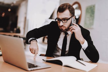 Çalışma alanı. Takım elbise. Evet. Proje. Dizüstü bilgisayar. Otur. Beyin fırtınası. Genç bir adam. İş adamı. İş. Office. Yaratıcı işçi. Fikirler. İş adamları. İlham. Rahat Office.