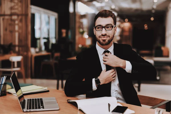 Lugar Trabajo Ideas Traje Negocios Proyecto Laptop Siéntate Tormenta Ideas — Foto de Stock